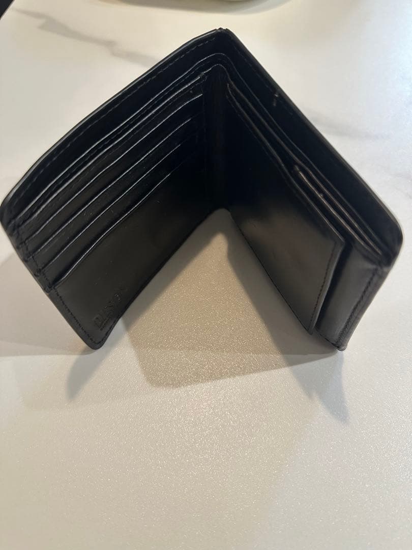 dieselブラックレザー二つ折り財布 ロゴ付き