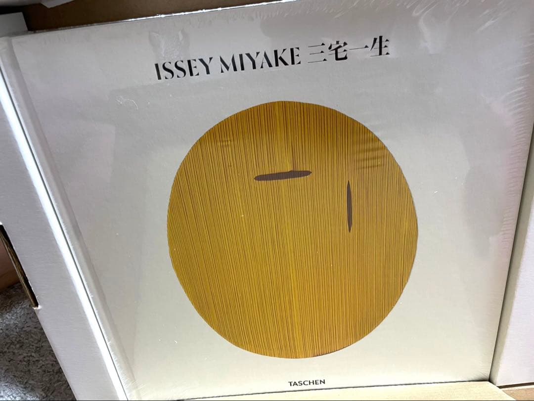 書籍 『ISSEY MIYAKE 三宅一生』（TASCHEN）増補改訂