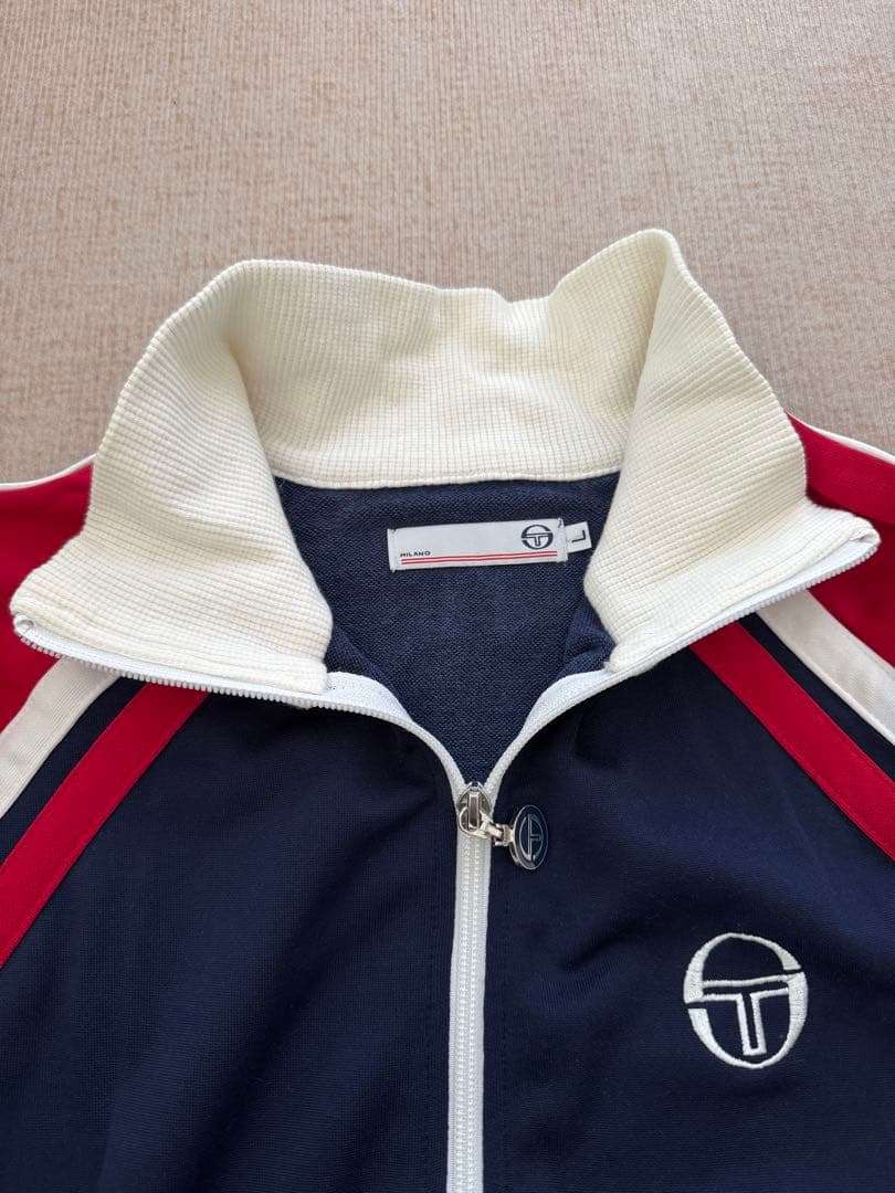 Tロゴ ハイネックジャージ ネイビー/レッド