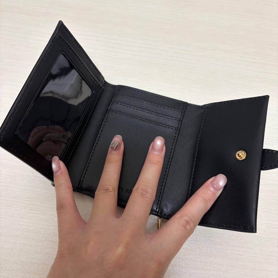 《新品》MICHAEL KORS ブラック シグネチャー レザー 折り財布