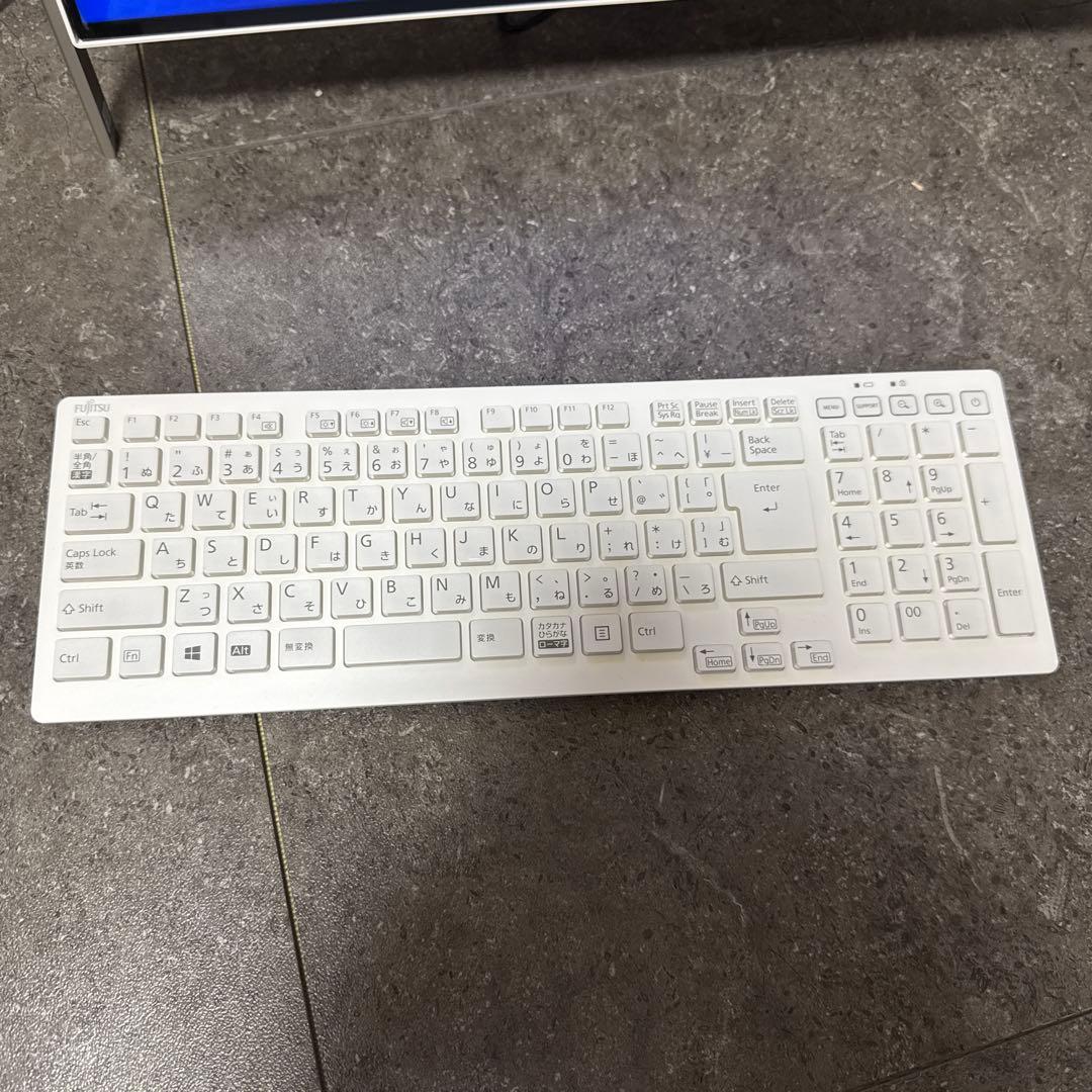 【送料込み！】本体モニタ一体型パソコン　富士通_FMVF70D1W