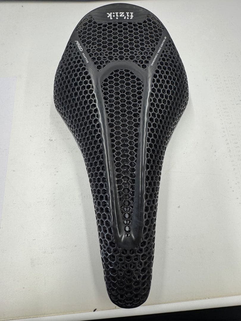 フィジーク アリオネ ブラック サドル