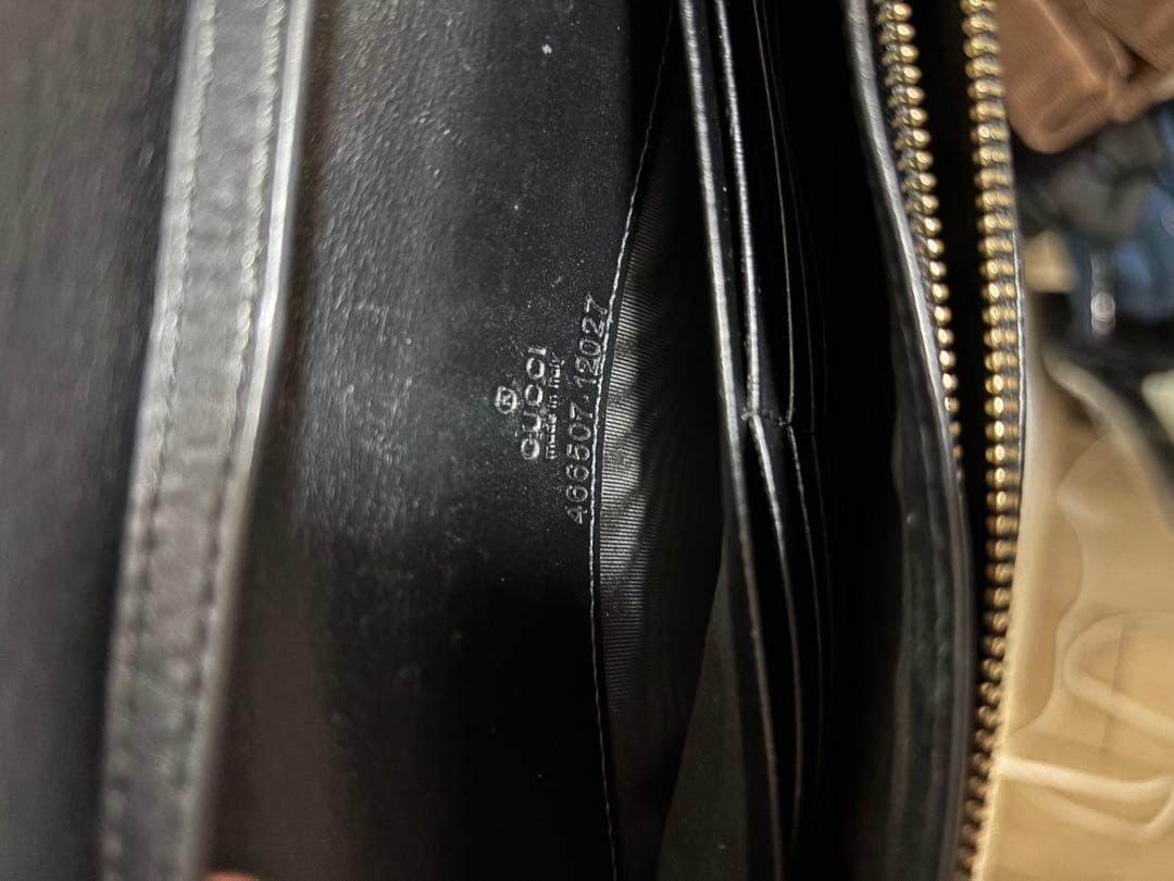 GUCCI ブラック レザー ウォレットバッグ（男女共用）