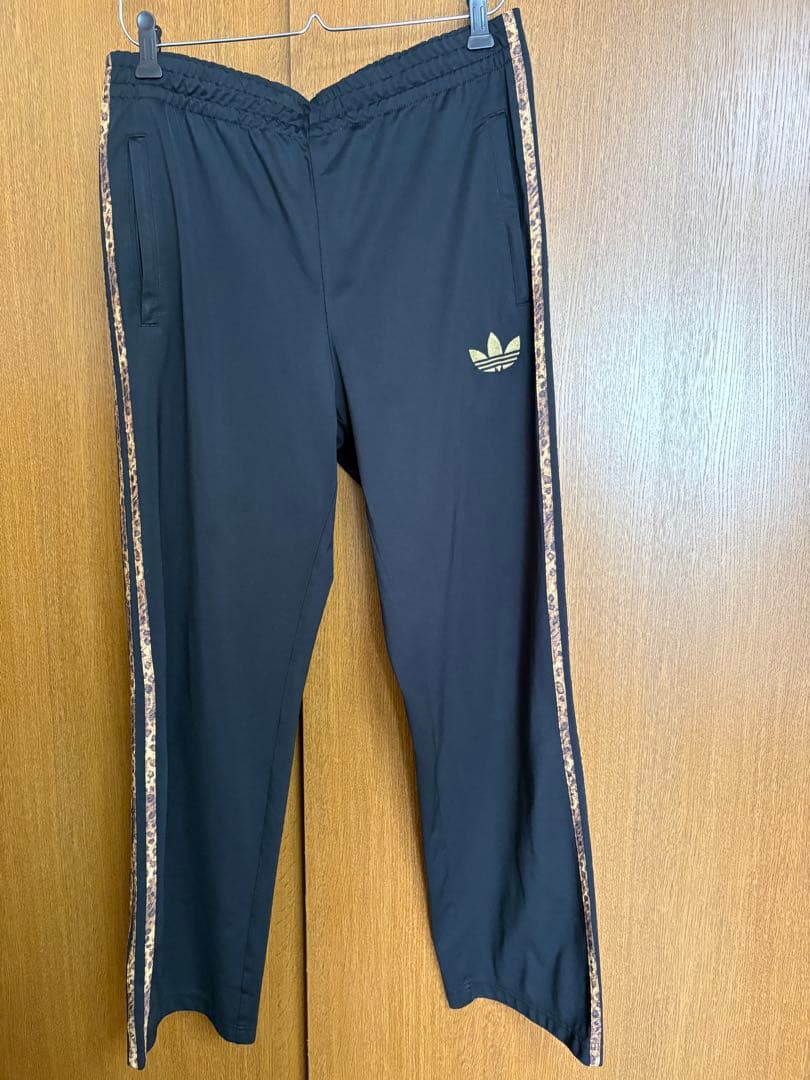 adidas ヒョウ柄ラインブラック ジャージセットアップ