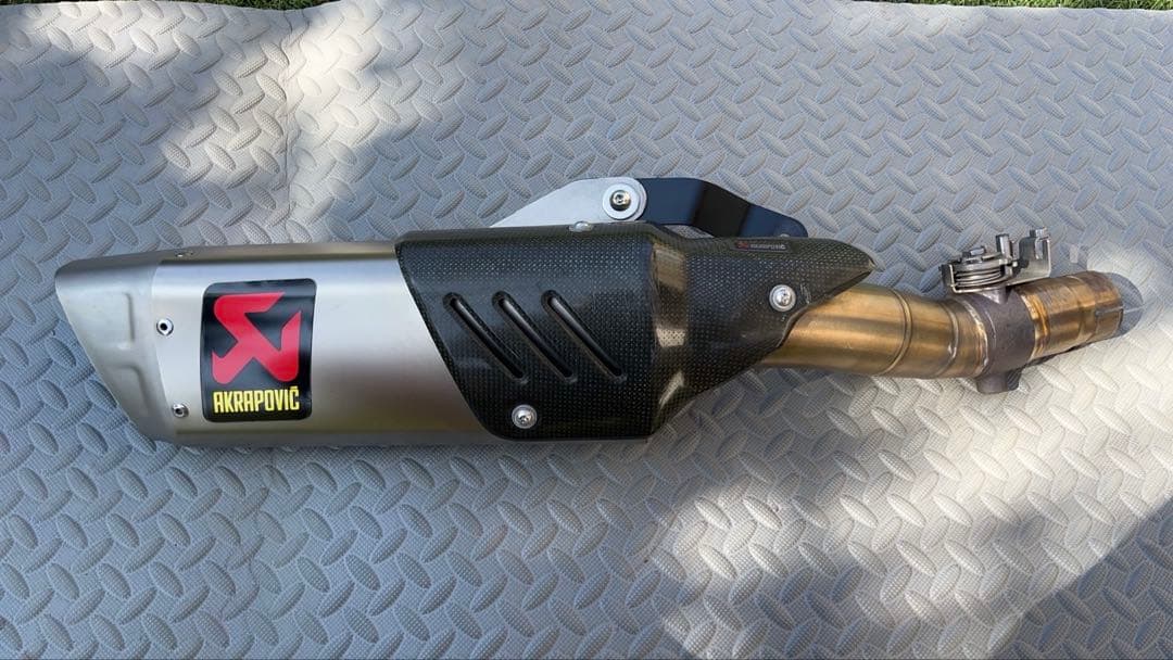 R6 AKRAPOVICスリップオンマフラー