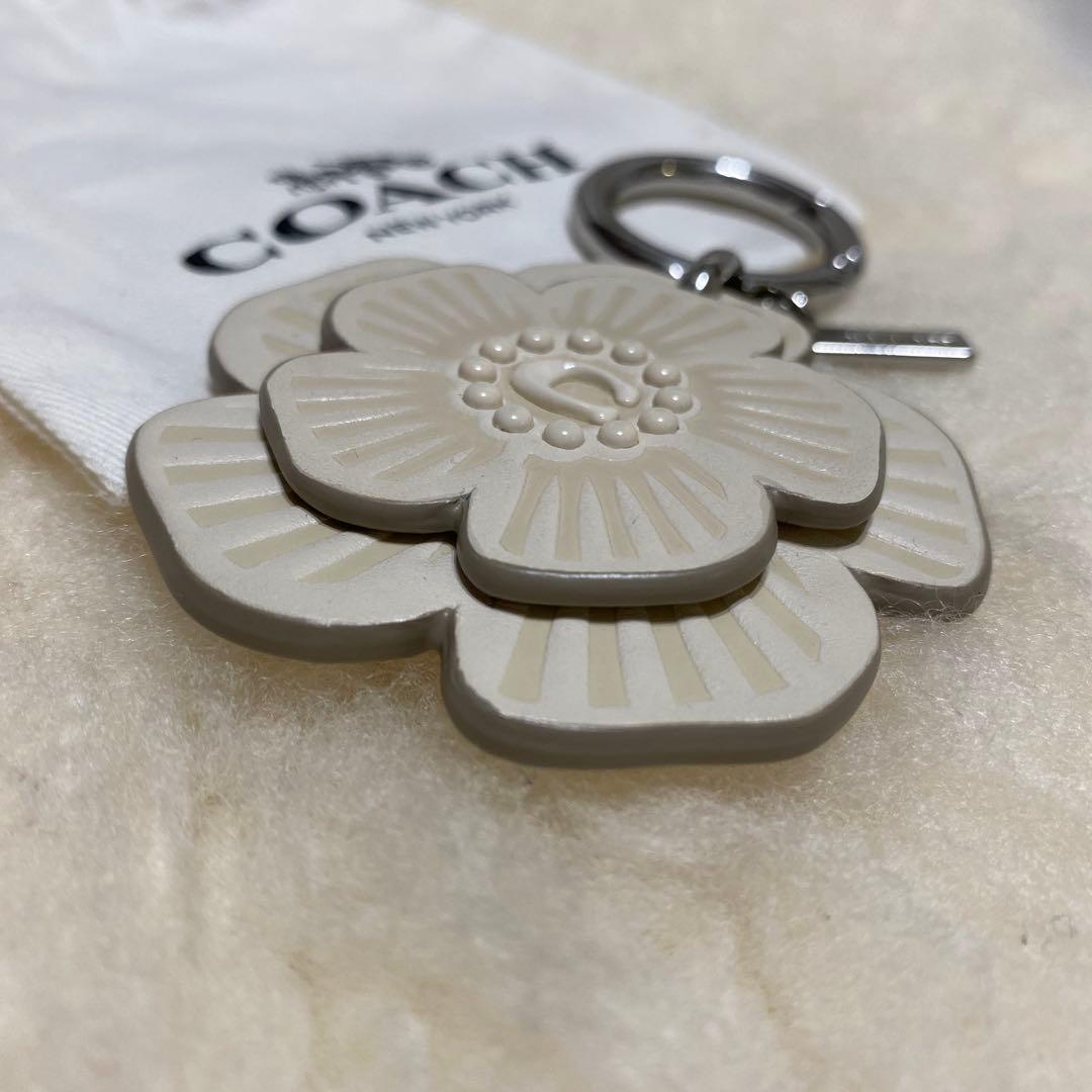 美品　コーチ　COACH バッグ チャーム/キーリング　フラワー