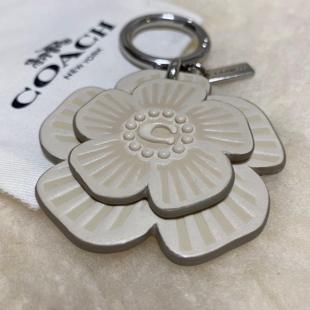 美品　コーチ　COACH バッグ チャーム/キーリング　フラワー