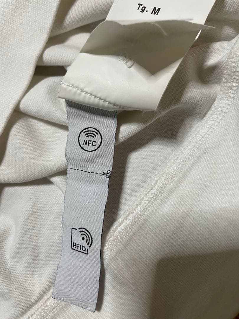 ホワイト 長袖カットソー 袖ボタン付き　STONE