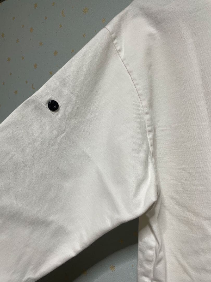 ホワイト 長袖カットソー 袖ボタン付き　STONE