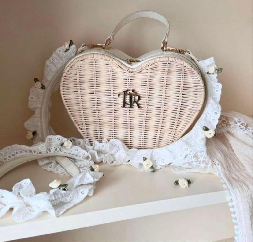 Treat Ürself Love summer baske