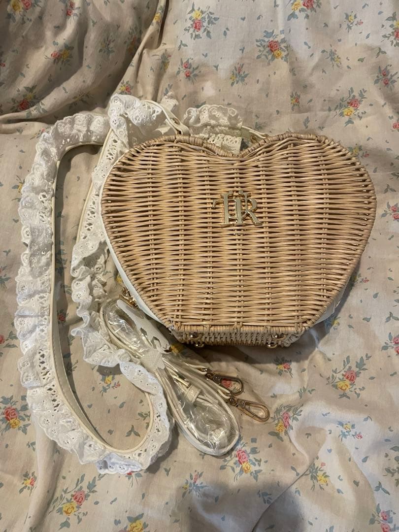 Treat Ürself Love summer baske