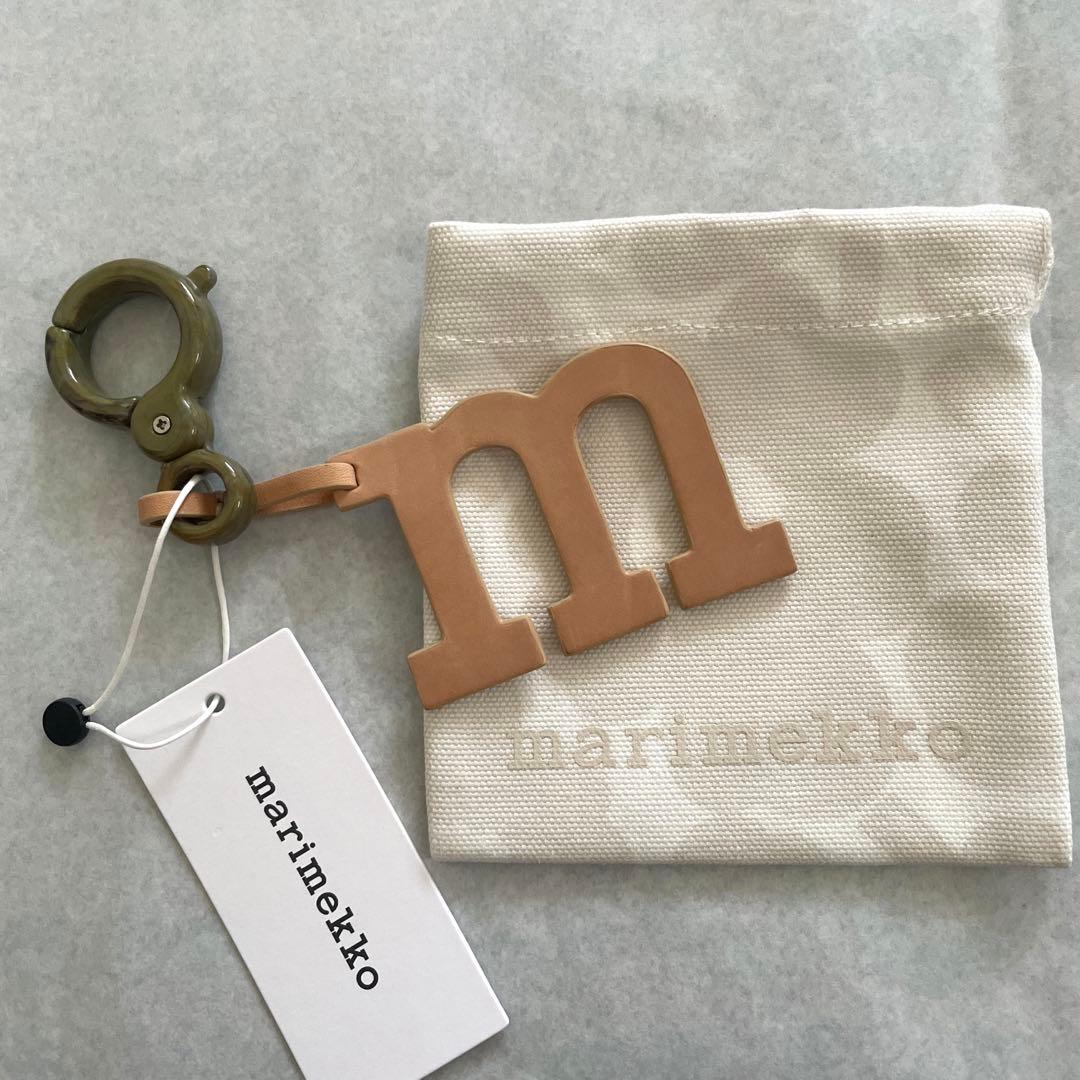 新品ま未使用　マリメッコ チャーム　ロゴ　ウニッコトート