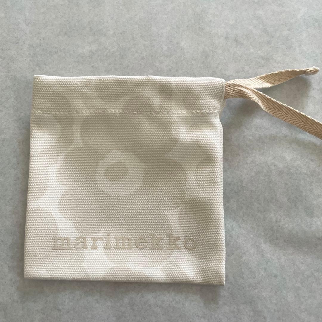 新品ま未使用　マリメッコ チャーム　ロゴ　ウニッコトート