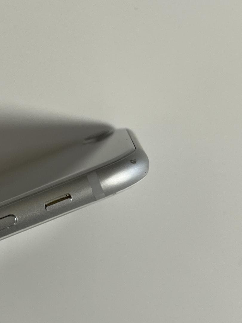 iPhone 8 64GB SIMフリー 動作確認済み（SIM部分に破損あり）