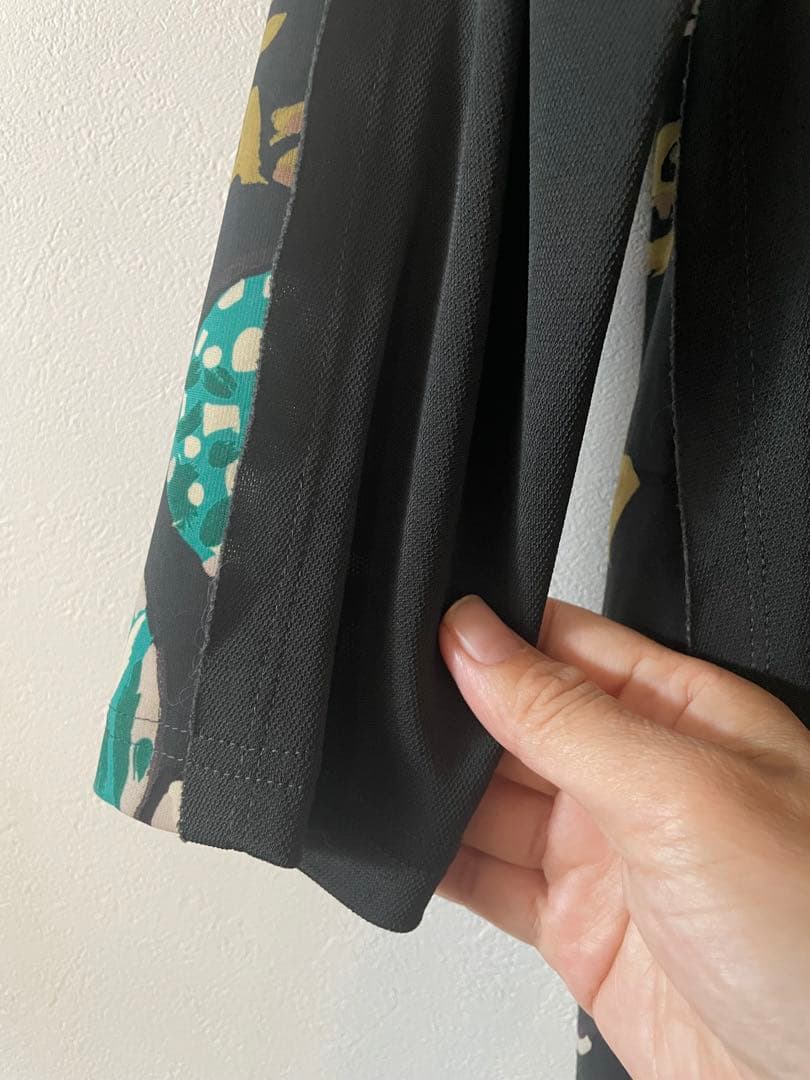 トクコプルミエヴォル/カーキ系グラフィックプリント 長袖チュニック