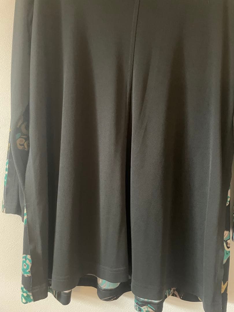 トクコプルミエヴォル/カーキ系グラフィックプリント 長袖チュニック