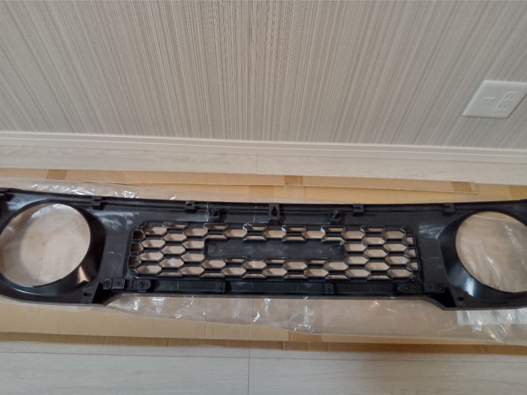 フロントグリル新型ジムニー、シエラ、ノマド、スズキエンブレムグリルガンメタリック