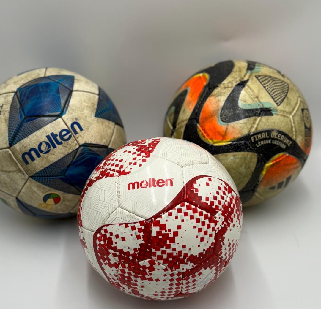 サッカーボール五号2個とフットサルボール(赤) モルテン アディダス