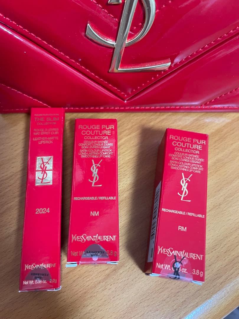 〈海外限定〉紙袋つきイヴサンローラン　2024 エナメルポーチノベルティ付リップ