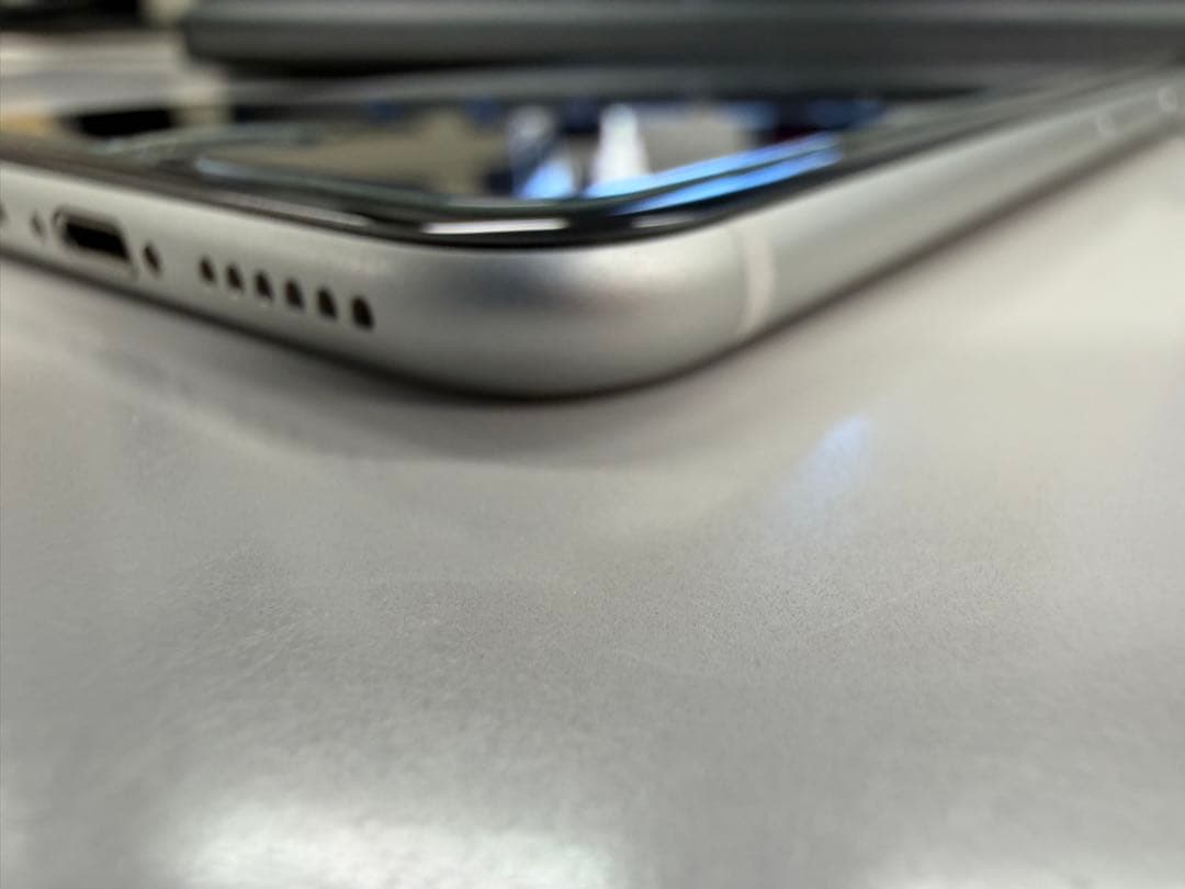 Apple iPhone SE (第2世代) 白　SIMフリー