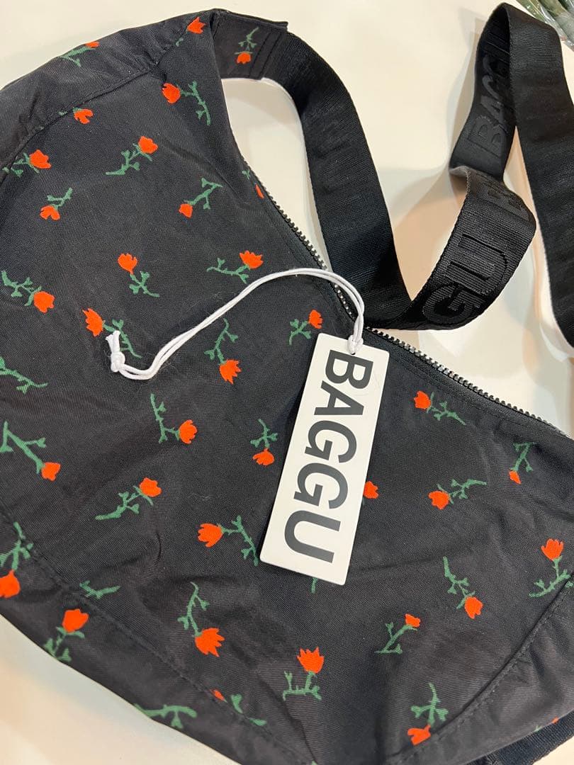 BAGGU ミディアムナイロン クレセントバッグ 花柄