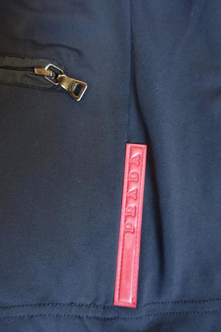 PRADA プラダ ブラック 赤タグ ラバー Tシャツ ジッパーポケット付き