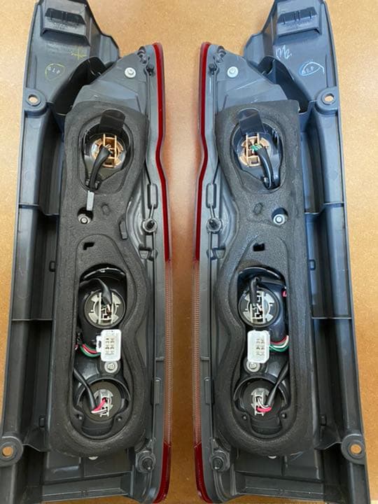 ハイエース200純正テールランプ