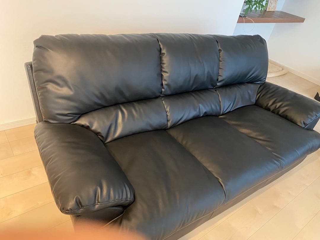 P*N様 ニトリの黒いソファ３人掛けソファ