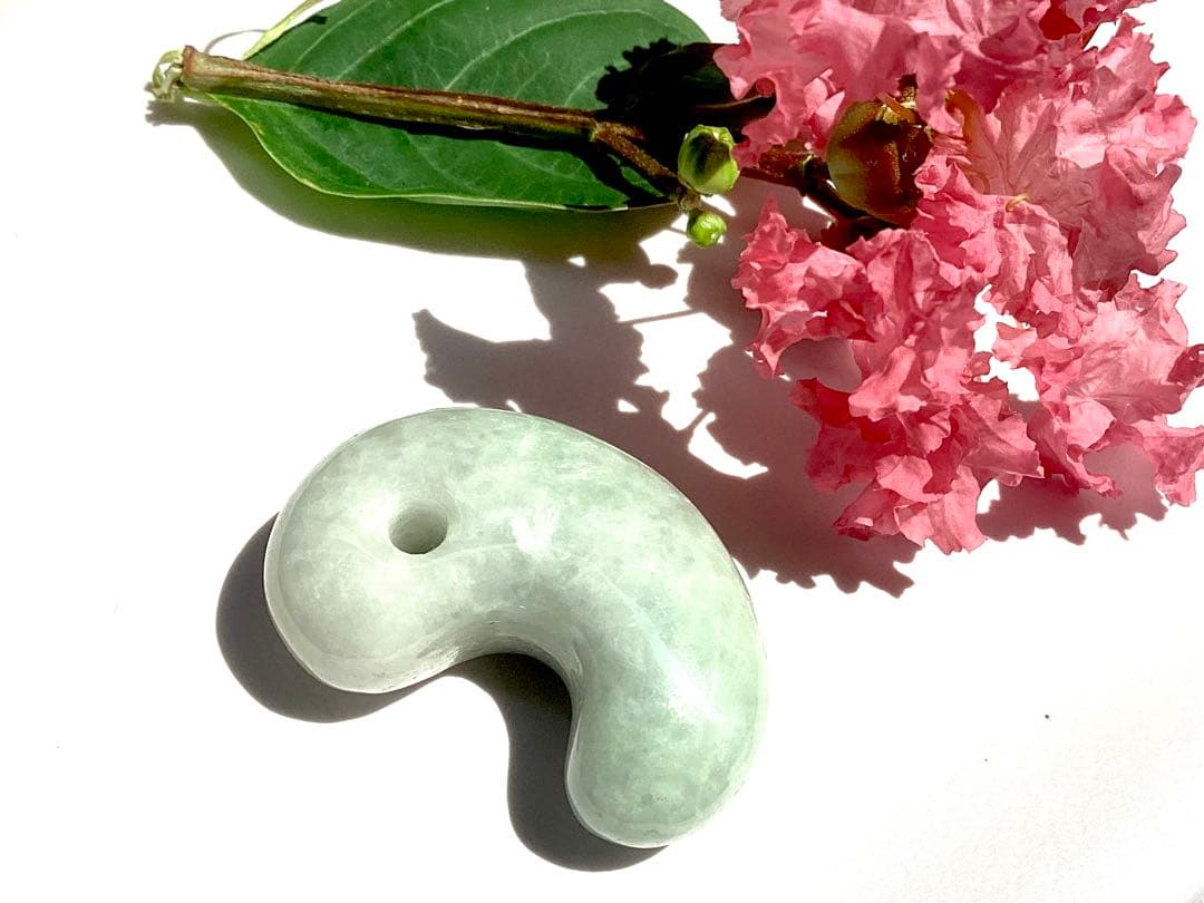 ✳摩訶不思議**吉祥開運　糸魚川翡翠小滝産*勾玉　守護石にお持ちください　鑑別書