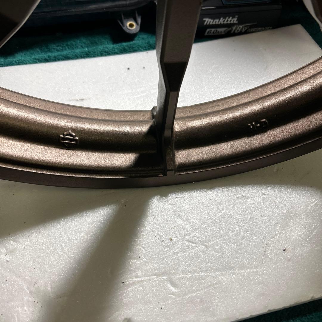 HD FXL RSTフロントホィール撤去品純正品になります。