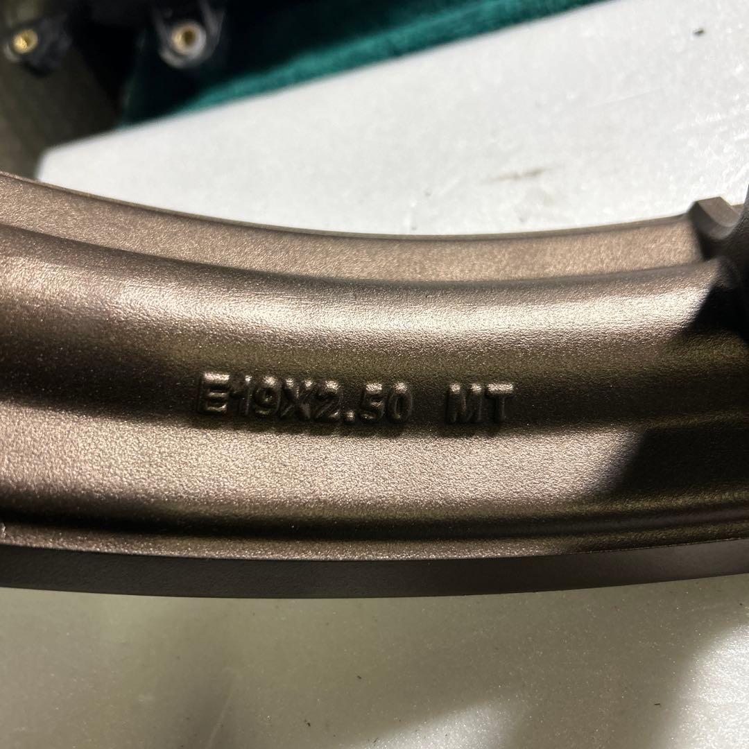 HD FXL RSTフロントホィール撤去品純正品になります。