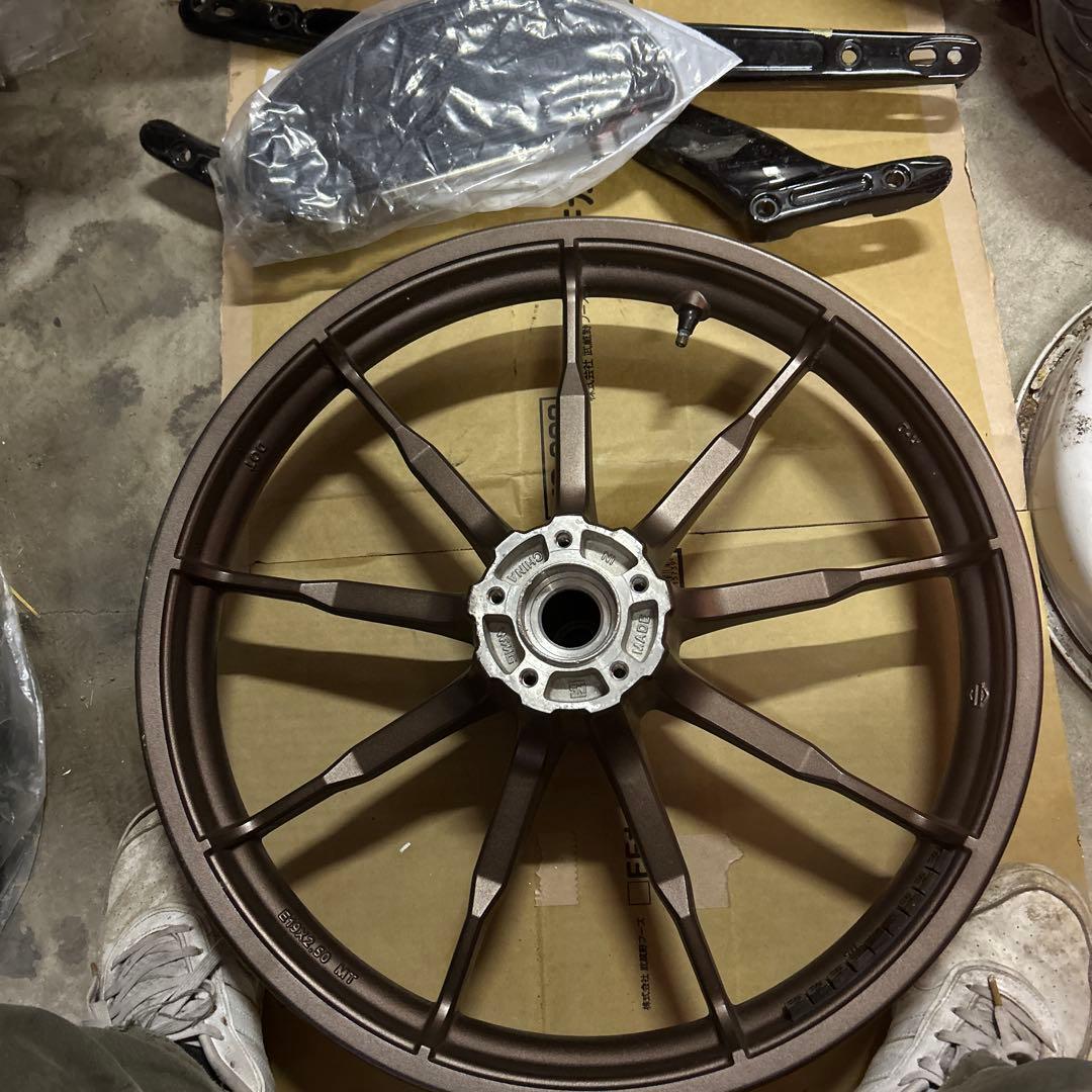 HD FXL RSTフロントホィール撤去品純正品になります。