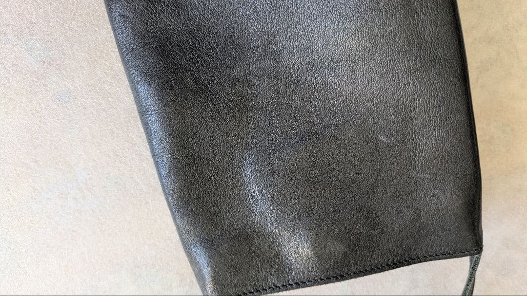 ゴルチエ　レザーサコッシュ　黒バッグ