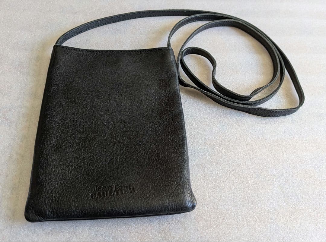 ゴルチエ　レザーサコッシュ　黒バッグ