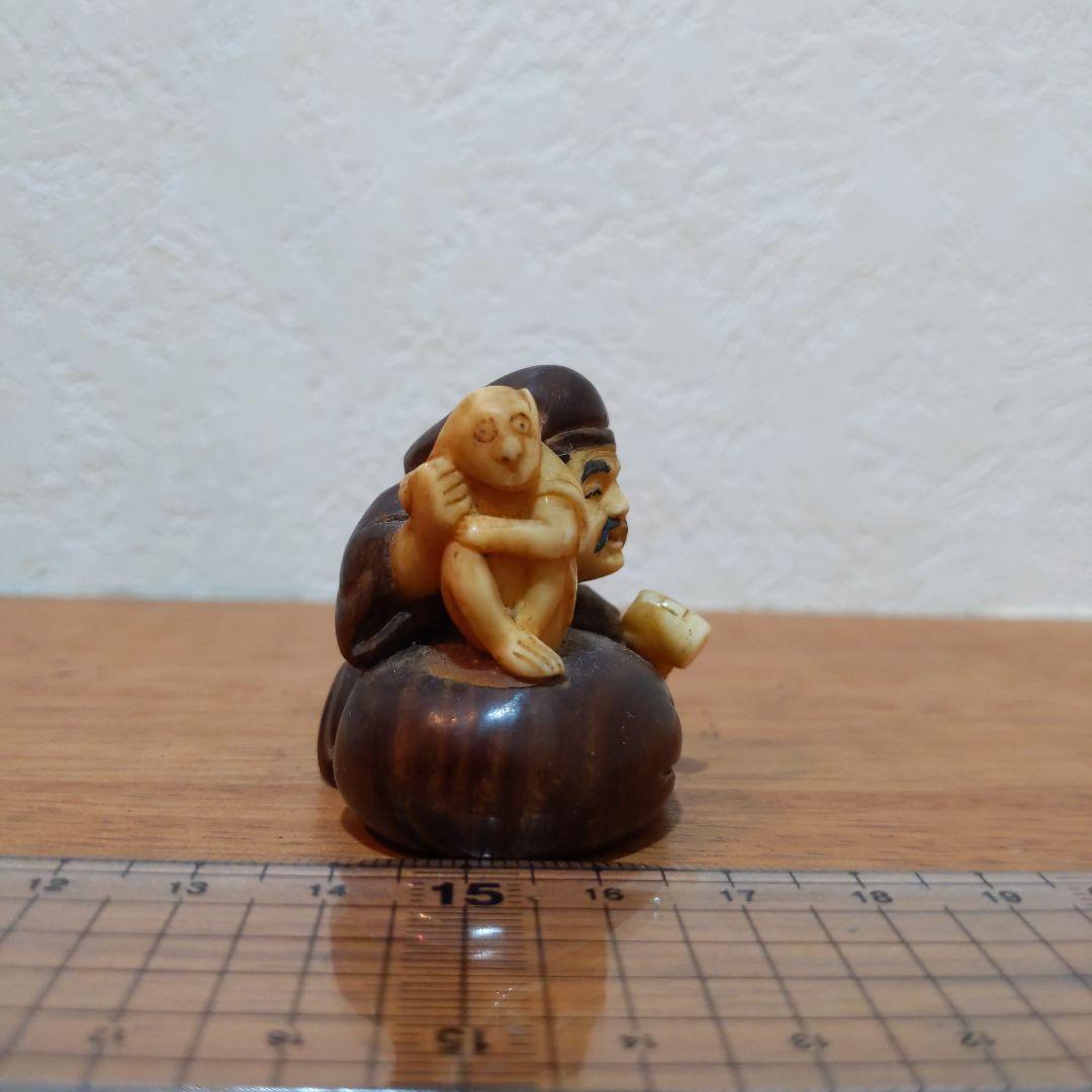 時代提物 縁起物置根付 木彫り×天然素材 【大黒様と猿】高約4.1cm 重34ｇ