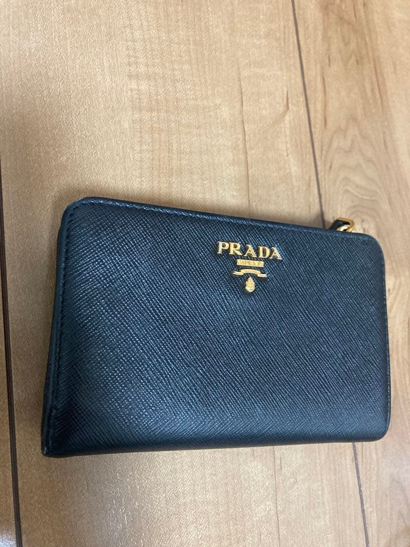 PRADA ブラック サフィアーノレザー 二つ折り財布