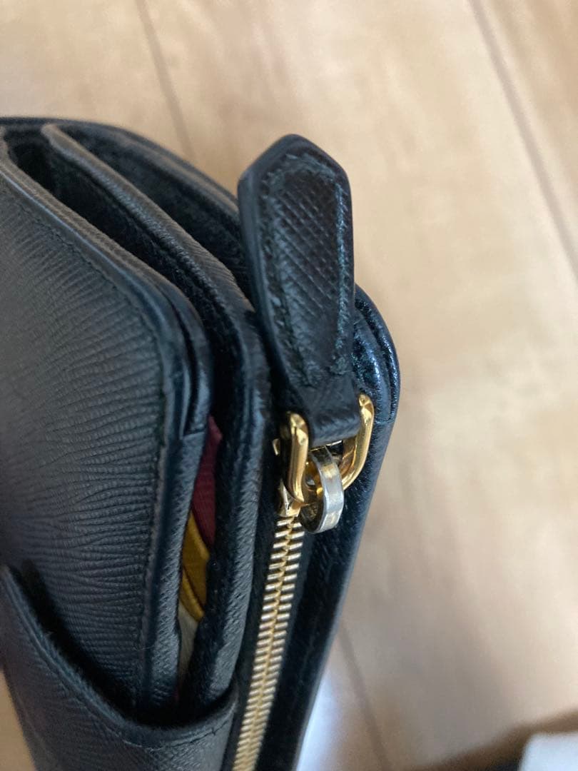 PRADA ブラック サフィアーノレザー 二つ折り財布
