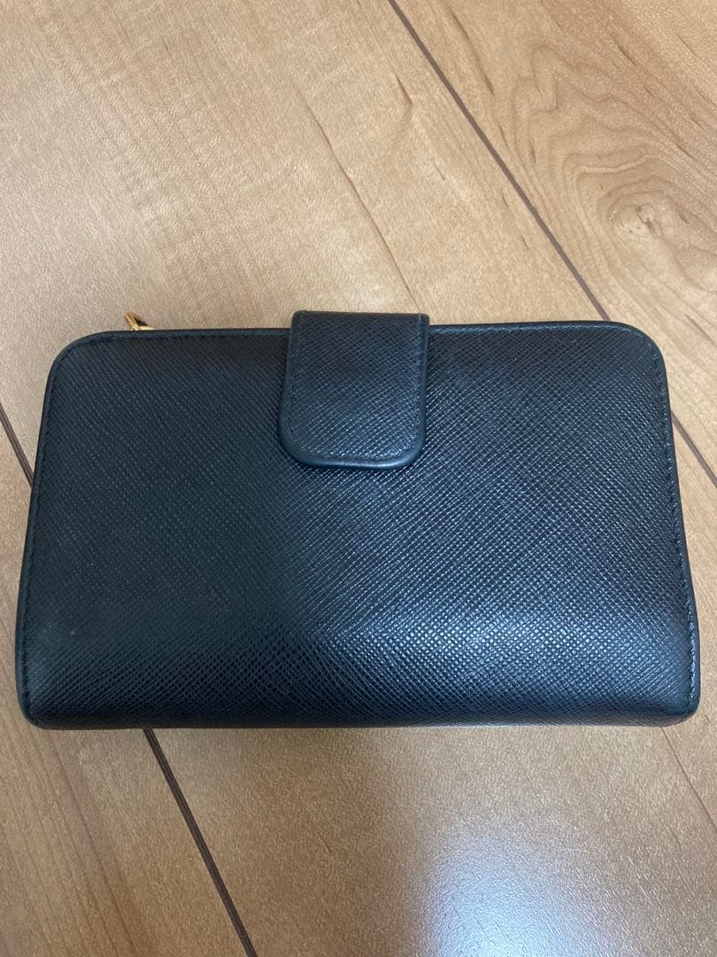 PRADA ブラック サフィアーノレザー 二つ折り財布