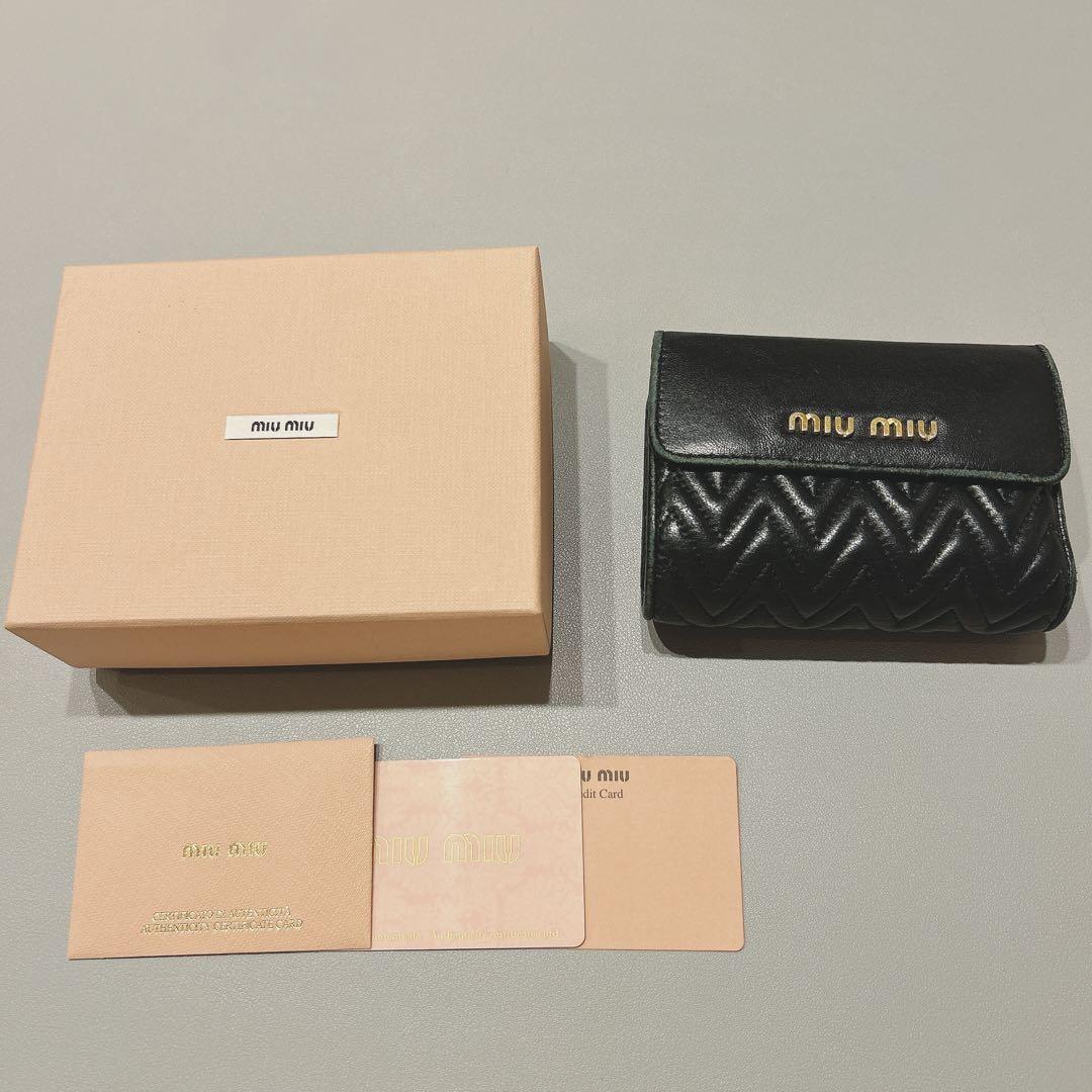 miumiu 三つ折り財布