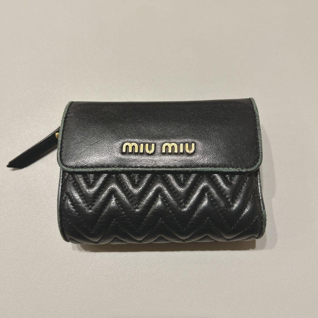 miumiu 三つ折り財布
