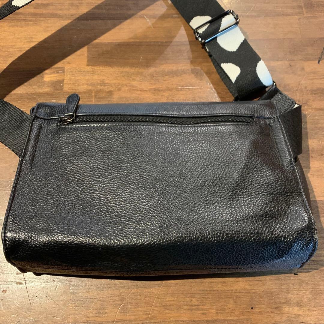 イアハピヨネ　ワイドテープショルダーバッグ