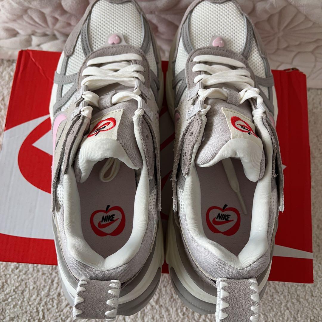 【即発送できます】ナイキ NIKE v2k run スニーカー 24.5