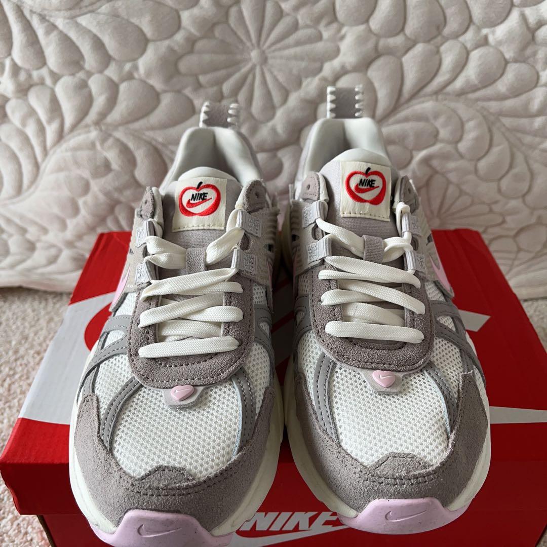 【即発送できます】ナイキ NIKE v2k run スニーカー 24.5