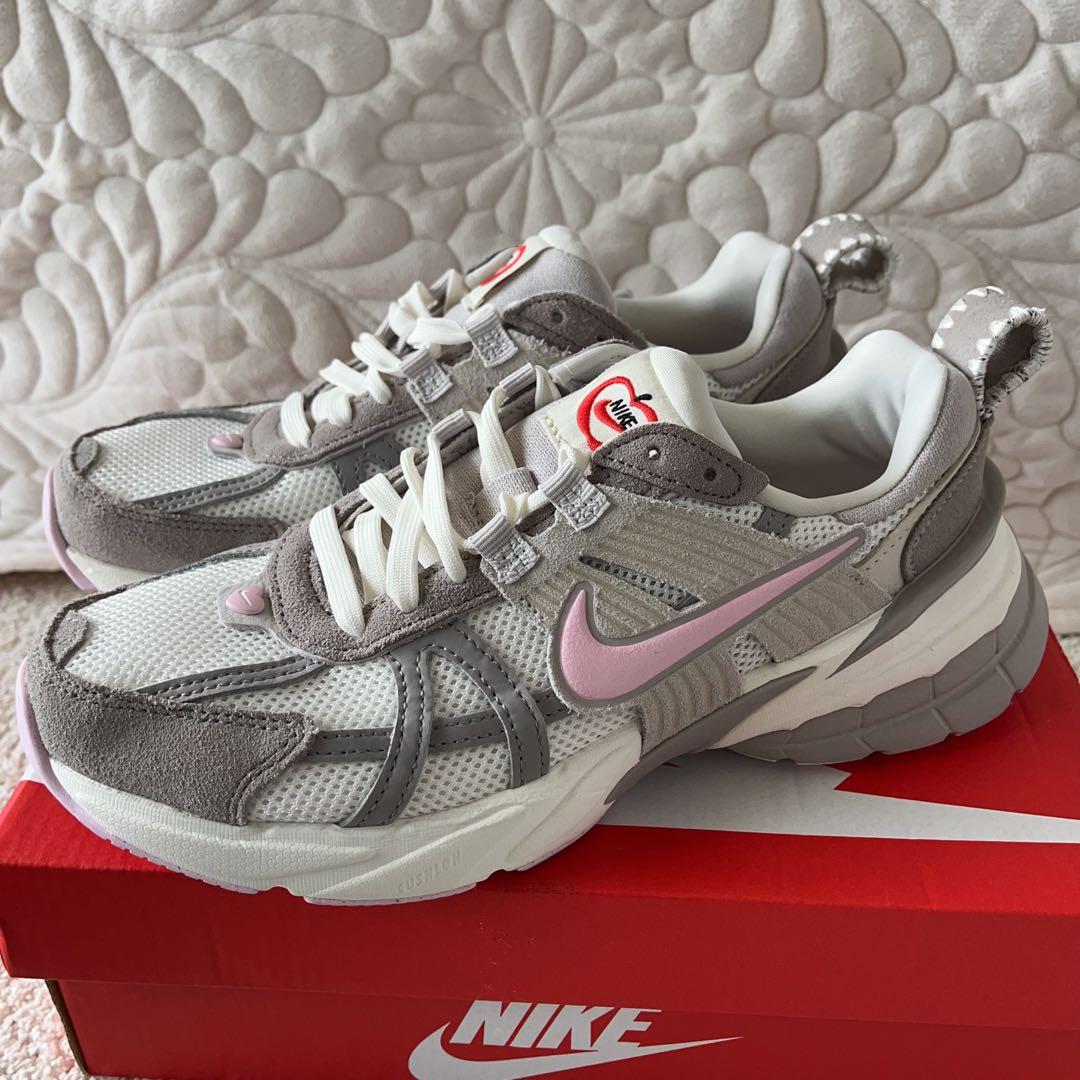 【即発送できます】ナイキ NIKE v2k run スニーカー 24.5