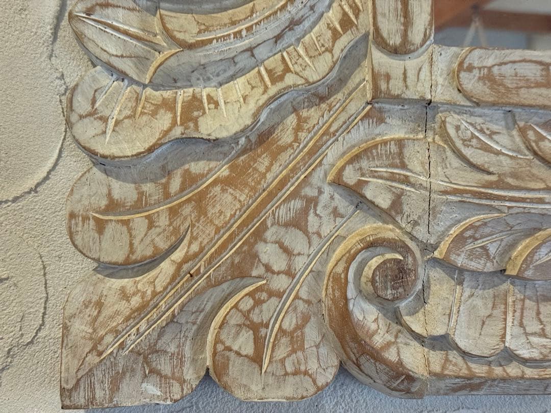 シャビーなホワイトペイントの木彫りの大きな壁掛けミラー