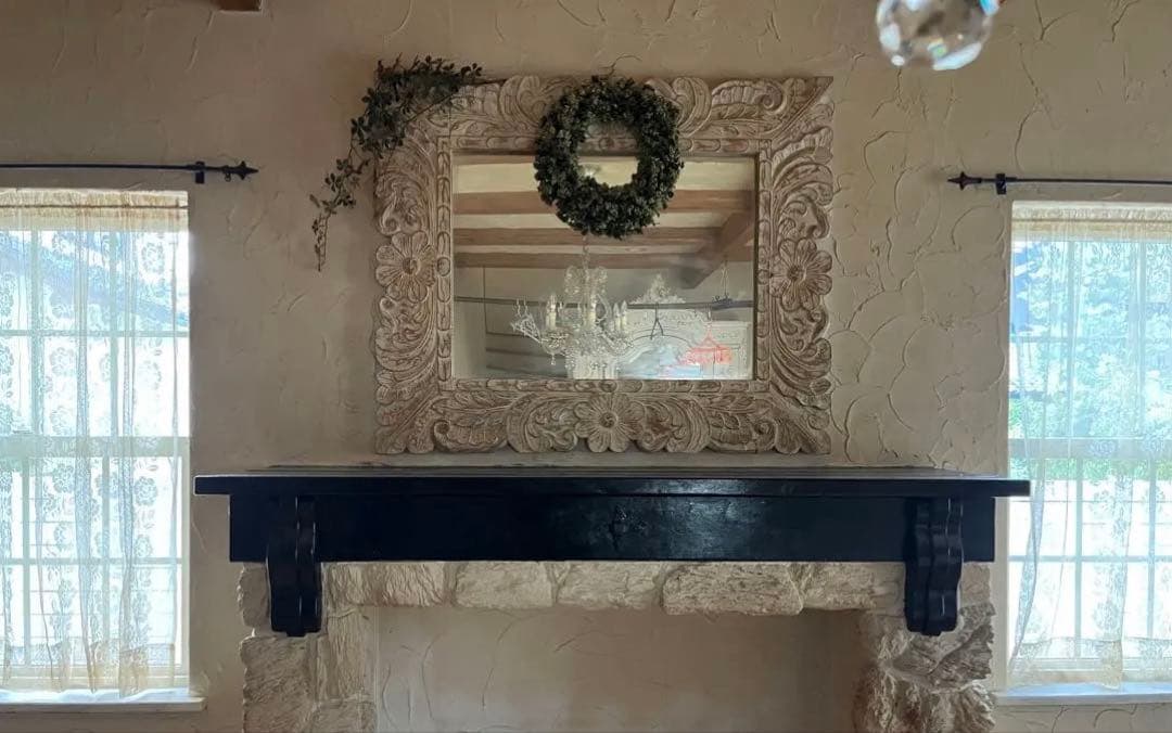 シャビーなホワイトペイントの木彫りの大きな壁掛けミラー