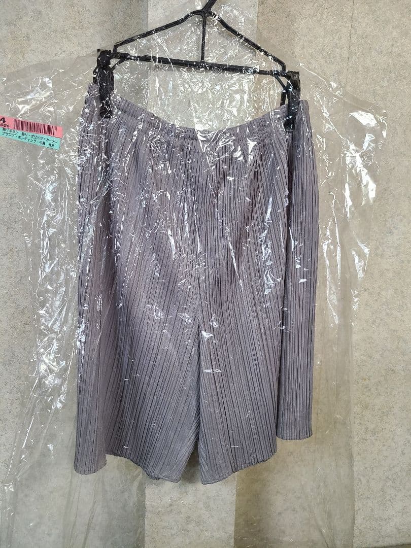 PLEATS PLEASE　グレー ショートパンツ