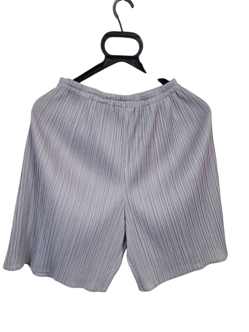 PLEATS PLEASE　グレー ショートパンツ
