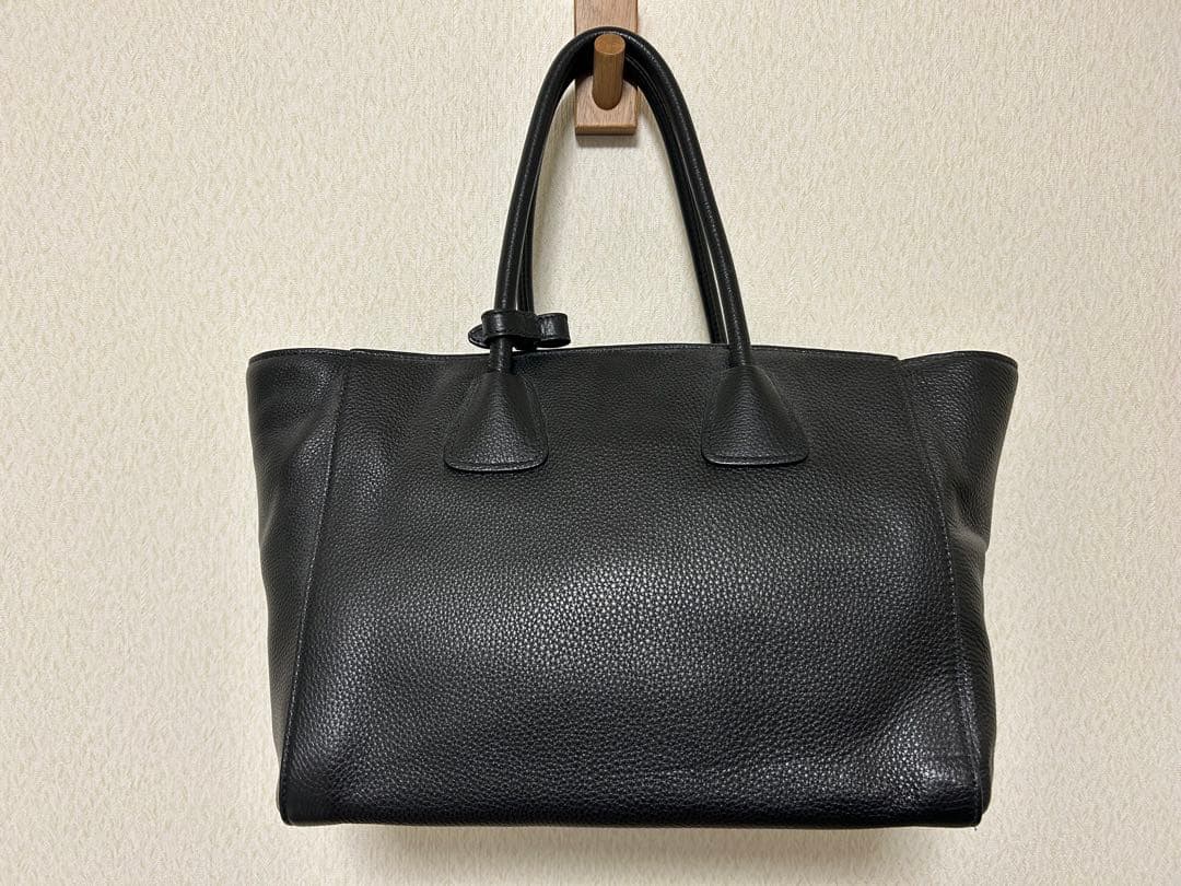 ほぼ新品 PRADA レザーバック黒 ストラップ付き