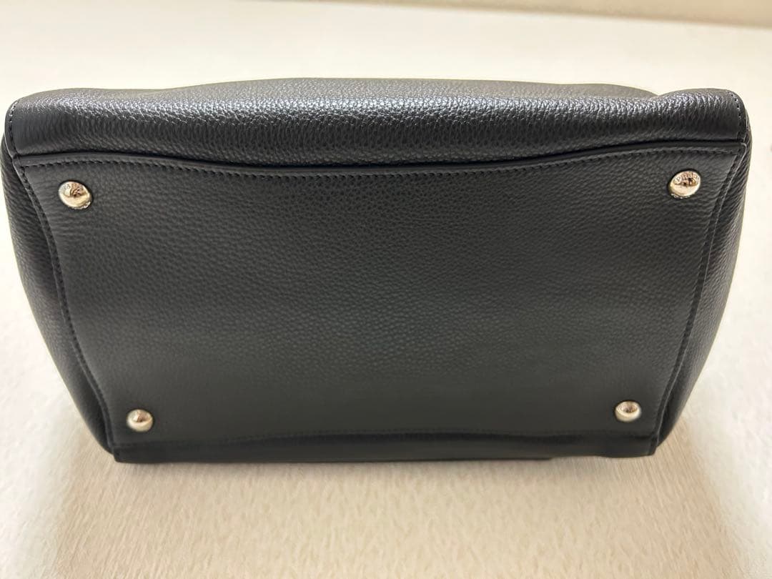 ほぼ新品 PRADA レザーバック黒 ストラップ付き